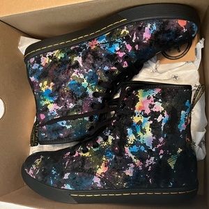 New in box Dr Martens black Sheridan rainbow burst suede lace up boot